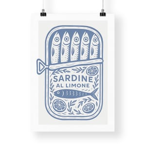 May include: A blue and white illustration of a sardine can with the text "SARDINE AL LIMONE". The can contains five sardines and lemon slices. The design is a vintage style, perfect for kitchen decor.