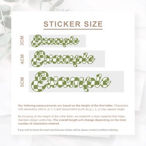 Pode incluir: Fundo branco com o texto "STICKER SIZE" em castanho. Abaixo, tr&ecirc;s exemplos da palavra "Example" num padr&atilde;o xadrez verde e branco, cada um com uma altura diferente: 3 cm, 4 cm e 5 cm.