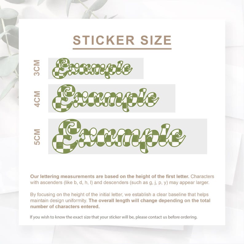 Pode incluir: Fundo branco com o texto "STICKER SIZE" em castanho. Abaixo, tr&ecirc;s exemplos da palavra "Example" num padr&atilde;o xadrez verde e branco, cada um com uma altura diferente: 3 cm, 4 cm e 5 cm.