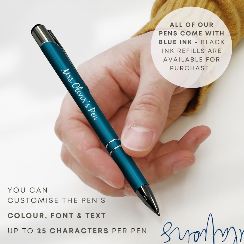 Puede incluir: Un bol&iacute;grafo azul turquesa con una banda plateada y una punta negra. El bol&iacute;grafo est&aacute; grabado con el texto "Mrs. Oliver's Pen". El texto "ALL OF OUR PENS COME WITH BLUE INK - BLACK INK REFILLS ARE AVAILABLE FOR PURCHASE" es visible en el fondo.
