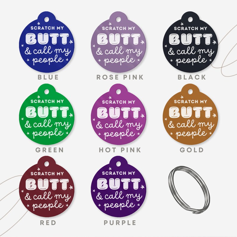 Op de afbeelding: Een set van tien hondenpenningen in verschillende kleuren, elk met de tekst "Scratch My Butt & Call My People" in witte letters. De penningen zijn gerangschikt in twee rijen van vijf, met de kleuren blauw, roze, zwart, groen, roze, goud, rood, paars en twee zilveren ringen.