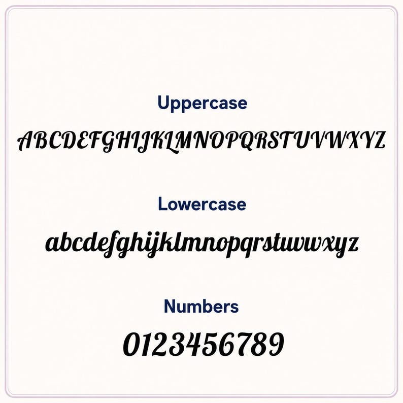 Puede incluir: Sobre un fondo blanco, se muestran letras may&uacute;sculas y min&uacute;sculas, y n&uacute;meros en una fuente cursiva. Las palabras "Uppercase" y "Lowercase" est&aacute;n sobre las letras. Los n&uacute;meros del 0 al 9 se muestran debajo.