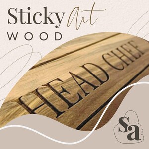 K&ouml;nnte beinhalten: Ein Holzbrett zum Schneiden mit dem eingravierten Text "Head Chef". Das Brett ist hellbraun mit nat&uuml;rlicher Holzmaserung. Der Text ist schwarz und mittig auf dem Brett platziert. Das Brett ist ein Produkt von Sticky Art Wood.