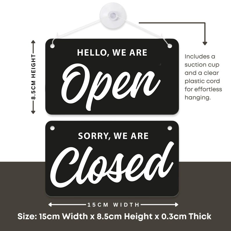 Op de afbeelding: Zwart rechthoekig bord met de woorden "HELLO, WE ARE Open" en "SORRY, WE ARE Closed" in witte letters. Het bord is 15 cm breed en 8,5 cm hoog, met een dikte van 0,3 cm. Inclusief zuignap en transparant plastic koord.