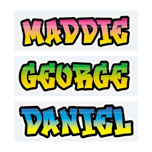 Op de afbeelding: Drie kleurrijke naamstickers in graffiti-stijl. De namen "MADDIE", "GEORGE" en "DANIEL" worden weergegeven in levendige kleurovergangen met zwarte contouren. De achtergrond is wit.