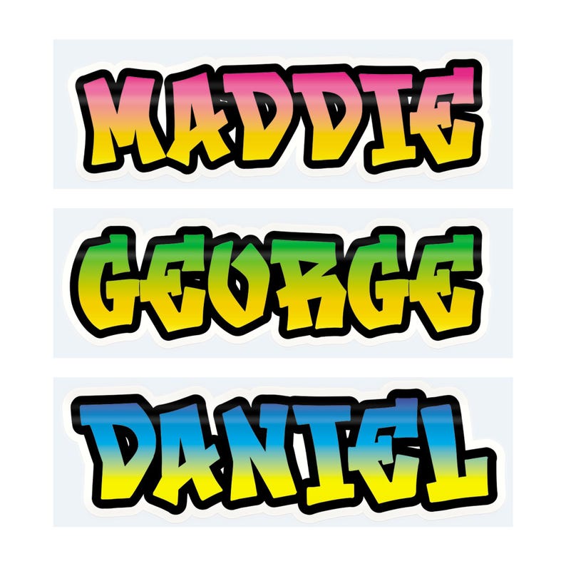 Op de afbeelding: Drie kleurrijke naamstickers in graffiti-stijl. De namen "MADDIE", "GEORGE" en "DANIEL" worden weergegeven in levendige kleurovergangen met zwarte contouren. De achtergrond is wit.