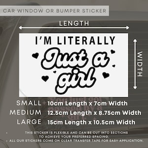 K&ouml;nnte beinhalten: Schwarz-wei&szlig;er Aufkleber f&uuml;r Autofenster oder Sto&szlig;stange mit dem Text "I'm literally just a girl" und Herzen drumherum. Der Aufkleber ist in drei Gr&ouml;&szlig;en erh&auml;ltlich: klein (10 cm x 7 cm), mittel (12,5 cm x 8,75 cm) und gro&szlig; (15 cm x 10,5 cm).