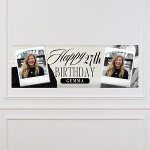 Op de afbeelding: Een gepersonaliseerde verjaardagsbanner met de tekst "Happy 27th Birthday Gemma". De banner bevat twee foto's van een vrouw, tegen een neutrale achtergrond. De banner is ontworpen om een verjaardag te vieren.