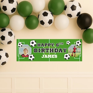 Puede incluir: Una pancarta verde con el texto "HAPPY 6TH BIRTHAY JAMES" y gr&aacute;ficos de balones de f&uacute;tbol. La pancarta tiene dos fotos de un ni&ntilde;o con uniforme de f&uacute;tbol. Globos de f&uacute;tbol blancos, verdes y negros est&aacute;n colocados alrededor de la pancarta.