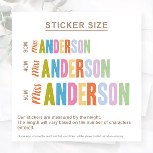 Puede incluir: Sobre un fondo blanco, el texto "STICKER SIZE" encabeza tres l&iacute;neas con el nombre "ANDERSON" en diferentes colores. La altura de las pegatinas es de 3 cm, 4 cm y 5 cm. Texto adicional explica el tama&ntilde;o de las pegatinas.