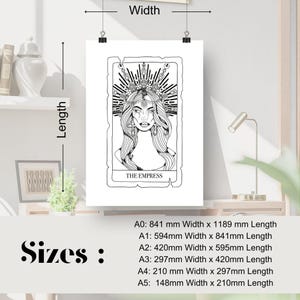Puede incluir: Una ilustraci&oacute;n en blanco y negro de la carta del tarot La Emperatriz. La Emperatriz se representa como una mujer con una corona de flores y un vestido fluido. La carta est&aacute; enmarcada en un borde blanco con el texto "LA EMPERATRIZ" en la parte inferior. La imagen incluye una tabla de tallas con medidas en mil&iacute;metros para diferentes tama&ntilde;os de papel.
