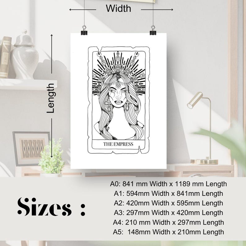 Puede incluir: Una ilustraci&oacute;n en blanco y negro de la carta del tarot La Emperatriz. La Emperatriz se representa como una mujer con una corona de flores y un vestido fluido. La carta est&aacute; enmarcada en un borde blanco con el texto "LA EMPERATRIZ" en la parte inferior. La imagen incluye una tabla de tallas con medidas en mil&iacute;metros para diferentes tama&ntilde;os de papel.