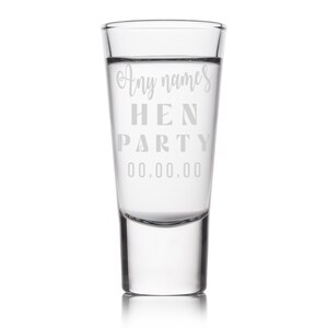 Op de afbeelding: Een helder shotglaasje met de woorden "Any names HEN PARTY 00.00.00" gegraveerd op de voorkant. Het glas is cilindrisch en heeft een dikke bodem. De tekst is in een licht, elegant lettertype.