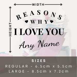 Może przedstawiać: Czarno-biała grafika z tekstem "Reasons Why I Love You" i miejscem na imię. Grafika dostępna jest w dw&oacute;ch rozmiarach: regularnym, 6,5 cm x 5,5 cm i dużym, 8,5 cm x 7,2 cm.