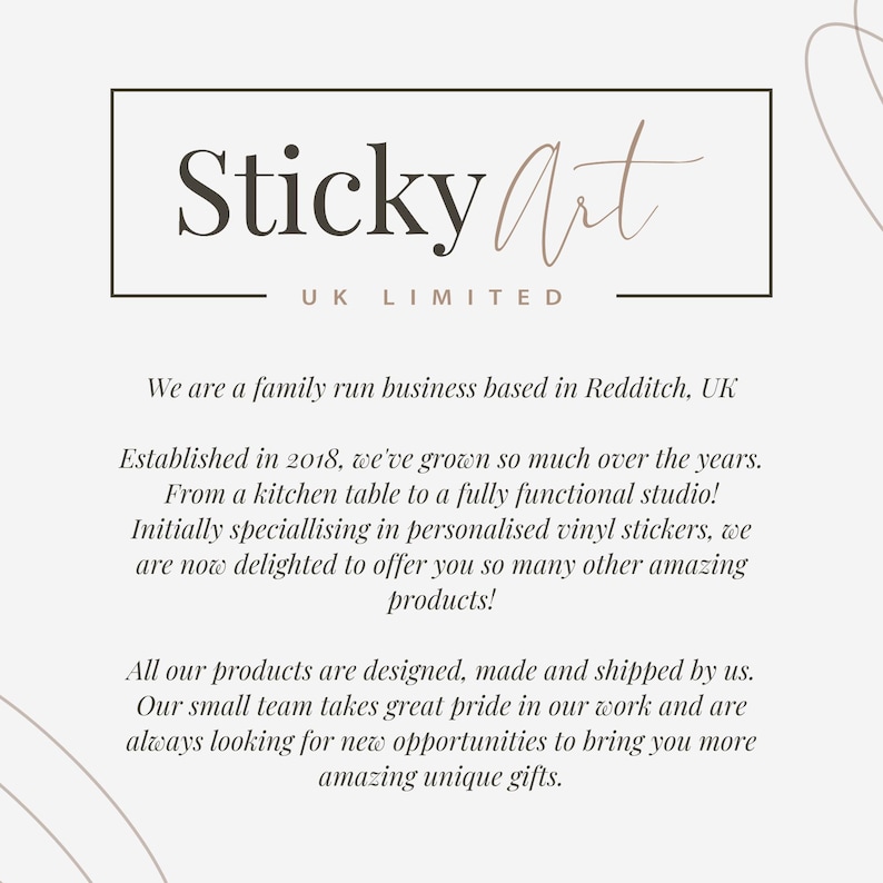 Op de afbeelding: De afbeelding toont het logo van Sticky Art, een in het VK gevestigd bedrijf. De tekst beschrijft hun specialisatie in gepersonaliseerde vinylstickers en andere producten. Opgericht in 2018, is het bedrijf gevestigd in Redditch, VK.