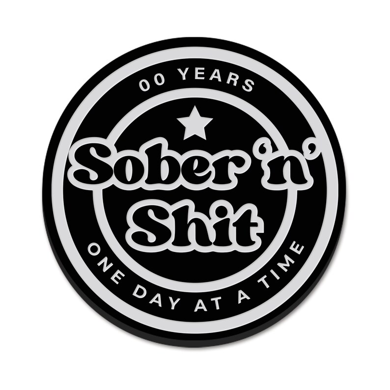 Puede incluir: Pegatina redonda en blanco y negro con el texto "00 YEARS Sober'n Shit ONE DAY AT A TIME" en un c&iacute;rculo blanco con una estrella blanca en el centro.