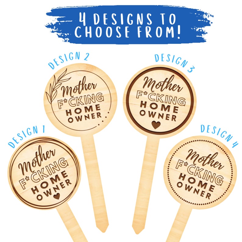 Puede incluir: Cuatro dise&ntilde;os diferentes para un letrero de madera que dice "Mother F*CKING HOME OWNER". Cada dise&ntilde;o presenta una fuente y un elemento gr&aacute;fico diferentes. Los letreros est&aacute;n unidos a estacas de madera.