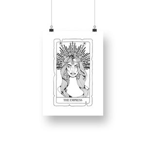 Puede incluir: Ilustraci&oacute;n en blanco y negro de l&iacute;nea de arte de la carta del tarot La Emperatriz. La Emperatriz se representa como una mujer con una corona de flores y un vestido fluido. El texto "LA EMPERATRIZ" est&aacute; escrito debajo de la imagen.