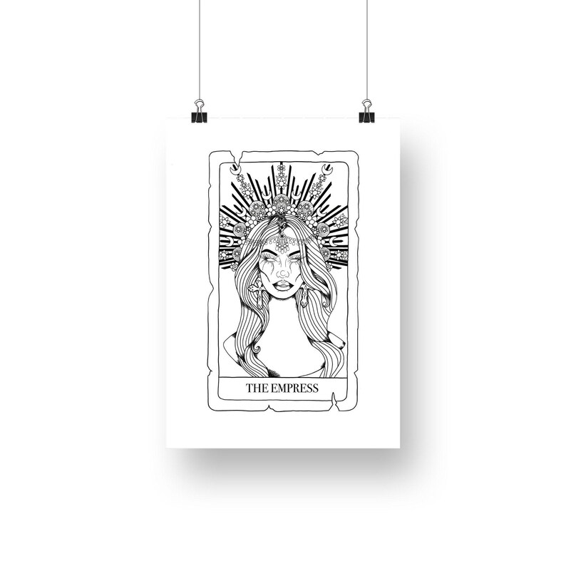 Puede incluir: Ilustraci&oacute;n en blanco y negro de l&iacute;nea de arte de la carta del tarot La Emperatriz. La Emperatriz se representa como una mujer con una corona de flores y un vestido fluido. El texto "LA EMPERATRIZ" est&aacute; escrito debajo de la imagen.