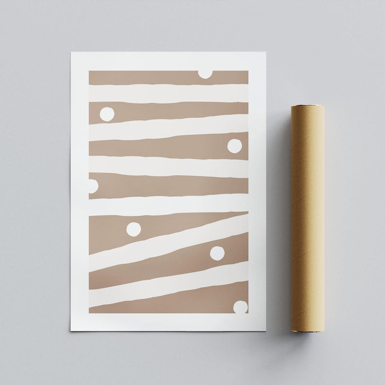 Op de afbeelding: Een digitale print met een bruine achtergrond en witte strepen en cirkels. De print is perfect om elke kamer een moderne uitstraling te geven.