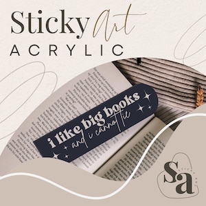Peut inclure: Marque-page acrylique bleu fonc&eacute; avec le texte "i like big books and i cannot lie" en blanc. Le marque-page est plac&eacute; dans un livre ouvert. Le texte "Sticky Art Acrylic" est &eacute;galement visible.
