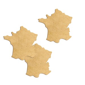 Peut inclure: Quatre d&eacute;coupes en bois en forme de la France. Les d&eacute;coupes sont de couleur brun clair et dispos&eacute;es sur un fond blanc. Les formes sont d&eacute;taill&eacute;es et montrent le contour du pays.