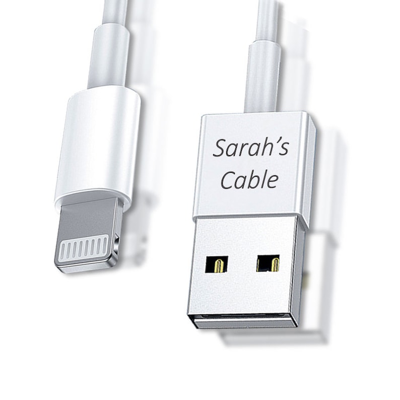 Op de afbeelding: Witte iPhone-oplaadkabel met een USB-connector. De USB-connector heeft de tekst "Sarah's Cable" erop gedrukt.