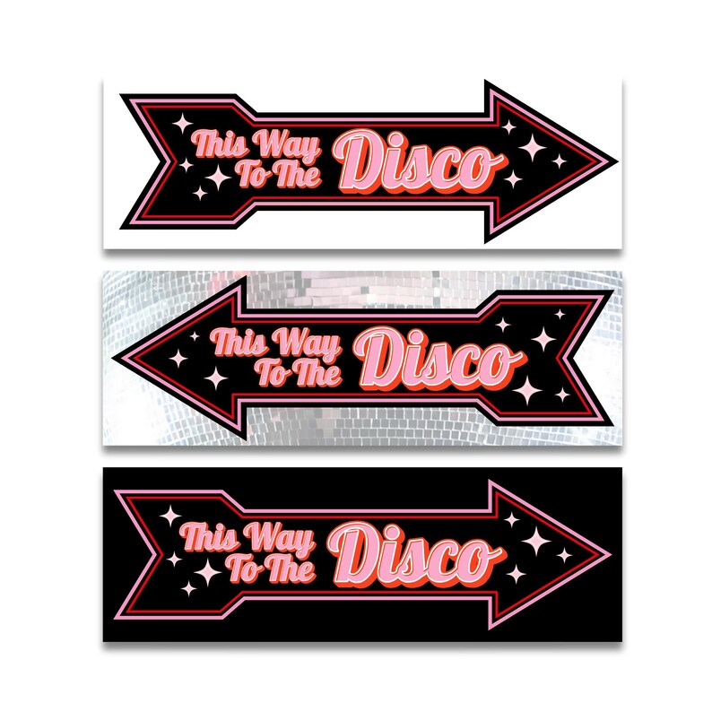 Pu&ograve; includere: Tre cartelli a forma di freccia con la scritta "This Way To The Disco" in rosa e arancione, bordati di nero e rosso. I cartelli hanno un design retr&ograve; con accenti di stelle e sono ambientati su sfondo bianco, palla da discoteca e nero.