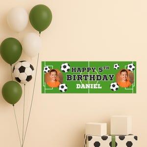 Puede incluir: Una pancarta verde con un dise&ntilde;o de campo de f&uacute;tbol, con el texto "HAPPY 5TH BIRTHAY DANIEL" y balones de f&uacute;tbol. Incluye dos fotos de un ni&ntilde;o. Globos en blanco, verde y un bal&oacute;n de f&uacute;tbol completan la escena festiva.