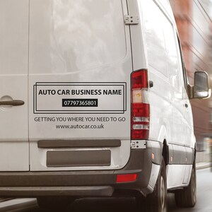 Pu&ograve; includere: Furgone bianco con un logo aziendale in bianco e nero che dice "AUTO CAR BUSINESS NAME" e un numero di telefono "07797365801". Il testo sotto il logo dice "GETTING YOU WHERE YOU NEED TO GO" e "www.autocar.co.uk".