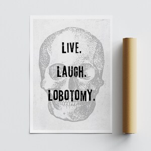 Puede incluir: Una ilustraci&oacute;n en blanco y negro de una calavera con el texto "Live. Laugh. Lobotomy." impreso sobre un fondo blanco.
