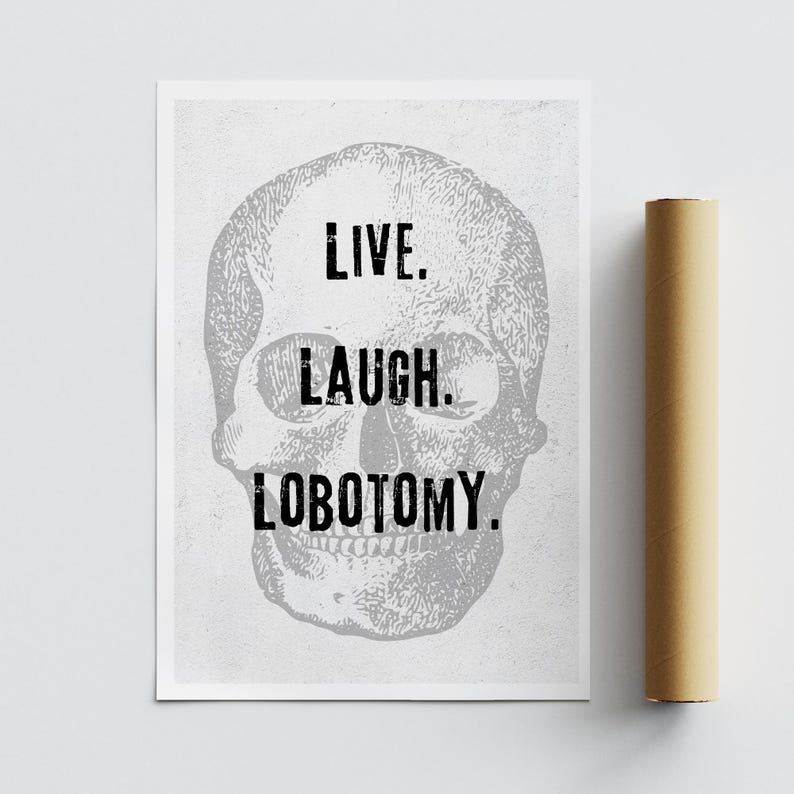 Puede incluir: Una ilustraci&oacute;n en blanco y negro de una calavera con el texto "Live. Laugh. Lobotomy." impreso sobre un fondo blanco.