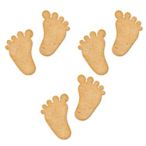 Op de afbeelding: Vijf bruine papieren uitsnijdingen van babyvoetjes, verspreid op een witte achtergrond.