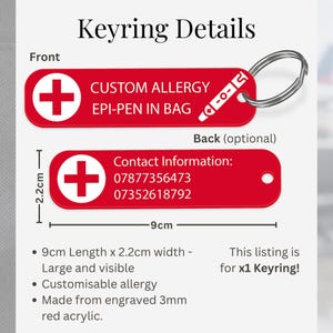 Op de afbeelding: Rode, op maat gemaakte allergie sleutelhanger met de tekst "CUSTOM ALLERGY EPI-PEN IN BAG" en een plus-teken. De achterkant van de sleutelhanger heeft contactgegevens. De sleutelhanger is 9 cm lang en 2,2 cm breed.