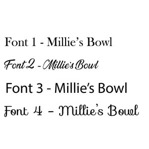 Puede incluir: Se muestran cuatro estilos de fuente diferentes del texto "Millie's Bowl". La primera fuente es una fuente sans-serif simple. La segunda fuente es una fuente cursiva. La tercera fuente es una fuente sans-serif en negrita. La cuarta fuente es una fuente de escritura.