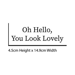 Peut inclure: Impression graphique noir et blanc avec le texte "Oh Hello, You Look Lovely". L'impression mesure 4,5 cm de haut et 14,9 cm de large.