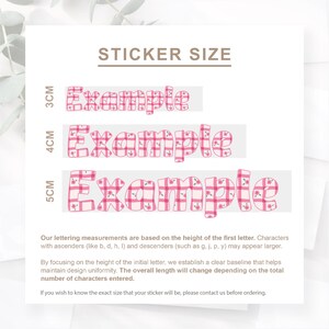 Puede incluir: Imagen que muestra ejemplos de tama&ntilde;os de pegatinas. El texto "STICKER SIZE" est&aacute; en la parte superior. Se muestran tres ejemplos de la palabra "Example" en un patr&oacute;n de cuadros rosas con detalles florales, cada uno con una altura diferente: 3 cm, 4 cm y 5 cm.