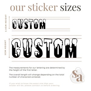 以下が含まれることがあります： ステッカーのサイズオプションを示す画像。「our sticker sizes」の文字が上部にあります。「CUSTOM」という単語の2つの例が示されており、1つは高さ2.5cm、もう1つは高さ5cmです。追加のテキストは測定値を説明しています。