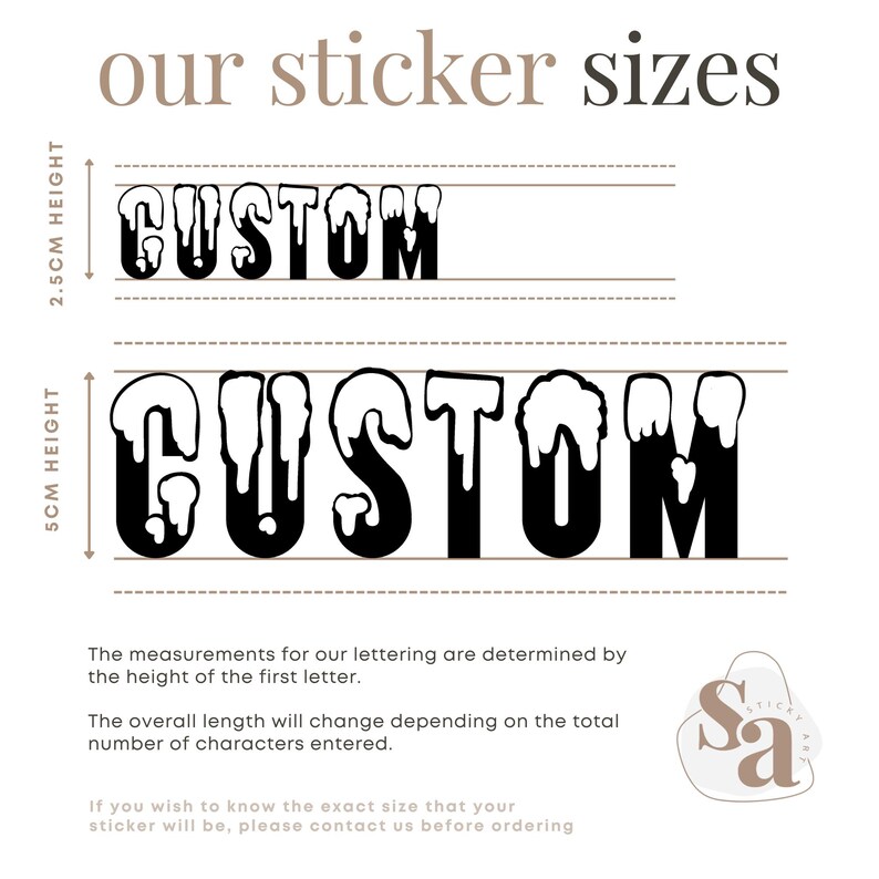以下が含まれることがあります： ステッカーのサイズオプションを示す画像。「our sticker sizes」の文字が上部にあります。「CUSTOM」という単語の2つの例が示されており、1つは高さ2.5cm、もう1つは高さ5cmです。追加のテキストは測定値を説明しています。