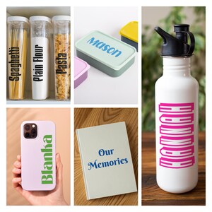 Puede incluir: Un collage de art&iacute;culos personalizados, que incluye una botella de agua blanca con la palabra "HUNKY" en letras rosas, una funda de tel&eacute;fono blanca con el nombre "Blanka" en letras verdes, una fiambrera blanca con el nombre "Mason" en letras azules, una libreta blanca con las palabras "Our Memories" en letras azules, y tres recipientes transparentes etiquetados como "Spaghetti", "Plain Flour" y "Pasta".