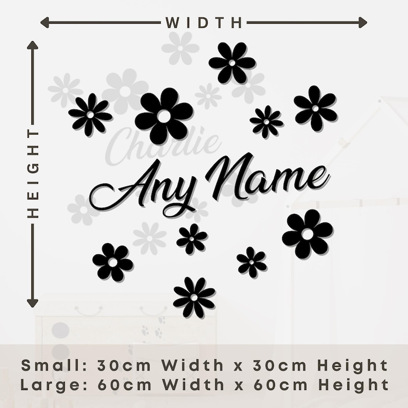 Puede incluir: Pegatina de pared en blanco y negro con el texto "Charlie Any Name" y un dise&ntilde;o de peque&ntilde;as flores negras. La pegatina est&aacute; disponible en dos tama&ntilde;os: 30 cm x 30 cm y 60 cm x 60 cm.