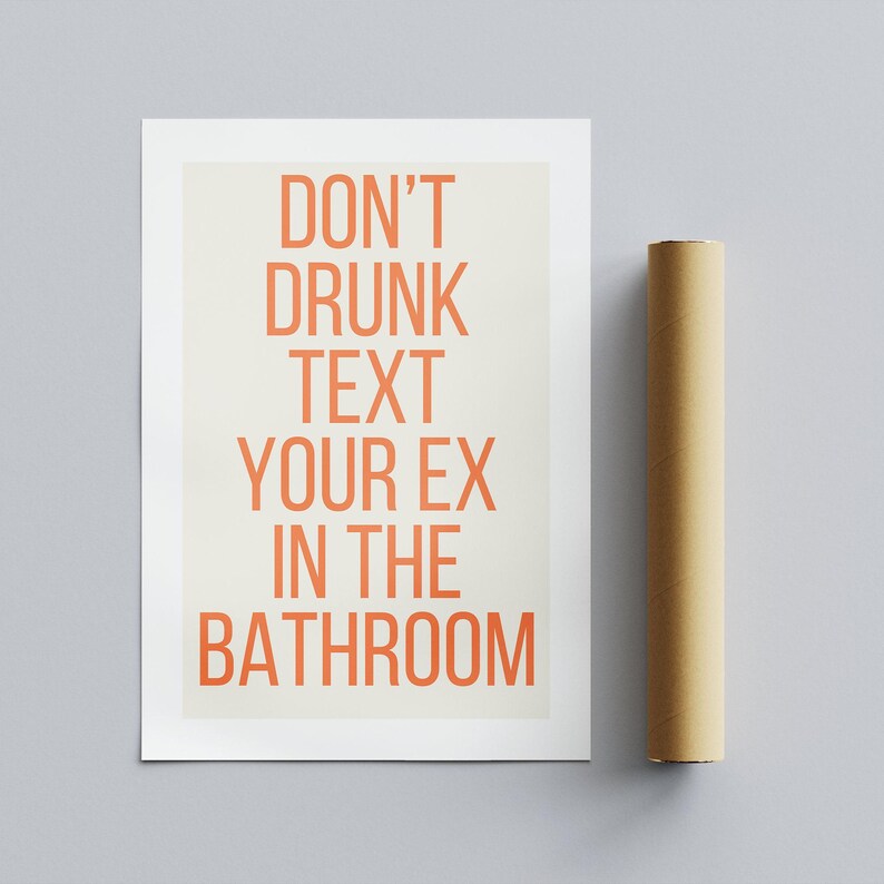 Dont drunk text your ex in the bathroom poster: unique bathroom print, toilet poster, bathroom wall art, cool funny home decor, fun toilet afbeelding 3