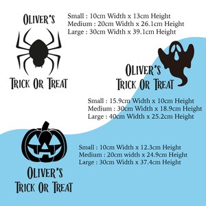 K&ouml;nnte beinhalten: Drei Halloween-Motive f&uuml;r Trick or Treat Schilder mit unterschiedlichen Designs. Das erste Schild zeigt eine schwarze Spinne, das zweite ein schwarzes Gespenst und das dritte einen schwarzen K&uuml;rbis. Jedes Schild tr&auml;gt den Text "Oliver's Trick or Treat" und bietet Gr&ouml;&szlig;enoptionen in Zentimetern.