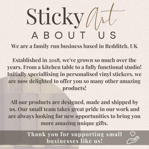 K&ouml;nnte beinhalten: Ein Textbild mit den Worten "Sticky Art" und "About Us" in gro&szlig;er Schrift. Der Text beschreibt ein Familienunternehmen mit Sitz in Redditch, UK, das sich auf personalisierte Vinyl-Aufkleber und andere Produkte spezialisiert hat.