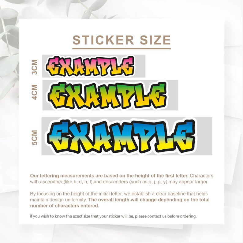 Op de afbeelding: Afbeelding toont drie stickers met het woord "EXAMPLE" in een graffitistijl. De stickers zijn in verschillende maten, met hoogtes van 3 cm, 4 cm en 5 cm. De tekst "STICKER SIZE" staat bovenaan. De stickers hebben een zwarte omtrek en een kleurverloopvulling.