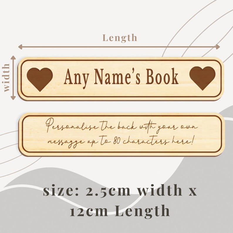 Op de afbeelding: Een houten bladwijzer met een bruin hart aan elk uiteinde. De bladwijzer is 2,5 cm breed en 12 cm lang. De tekst op de bladwijzer luidt "Any Name's Book". De achterkant van de bladwijzer kan worden gepersonaliseerd met maximaal 80 tekens.
