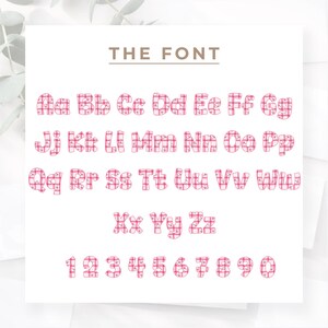 Puede incluir: Un conjunto completo de alfabeto y n&uacute;meros en un patr&oacute;n de cuadros rosas con peque&ntilde;os acentos de coraz&oacute;n. El texto "THE FONT" est&aacute; en la parte superior. Las letras y los n&uacute;meros se muestran sobre un fondo blanco.