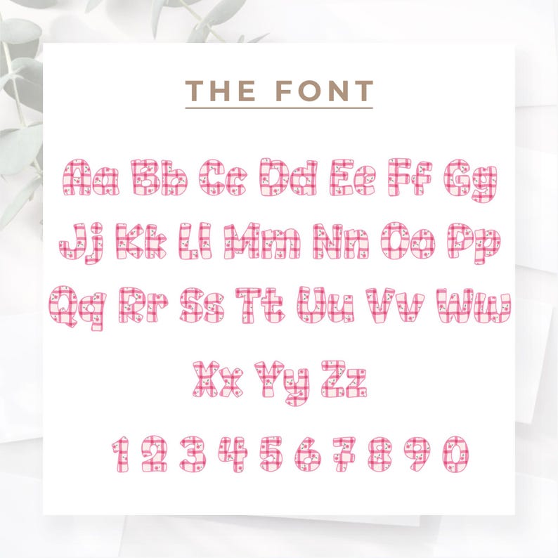 Puede incluir: Un conjunto completo de alfabeto y n&uacute;meros en un patr&oacute;n de cuadros rosas con peque&ntilde;os acentos de coraz&oacute;n. El texto "THE FONT" est&aacute; en la parte superior. Las letras y los n&uacute;meros se muestran sobre un fondo blanco.