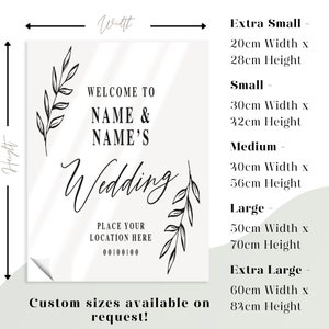 Pode incluir: Um cartaz de casamento preto e branco com um design floral. O cartaz diz "Bem-vindos ao casamento de NAME & NAME'S" e inclui espa&ccedil;o para adicionar uma localiza&ccedil;&atilde;o e um c&oacute;digo. O cartaz est&aacute; dispon&iacute;vel em v&aacute;rios tamanhos: Extra pequeno (20 cm x 28 cm), Pequeno (30 cm x 22 cm), M&eacute;dio (40 cm x 56 cm), Grande (50 cm x 70 cm) e Extra grande (60 cm x 82 cm).