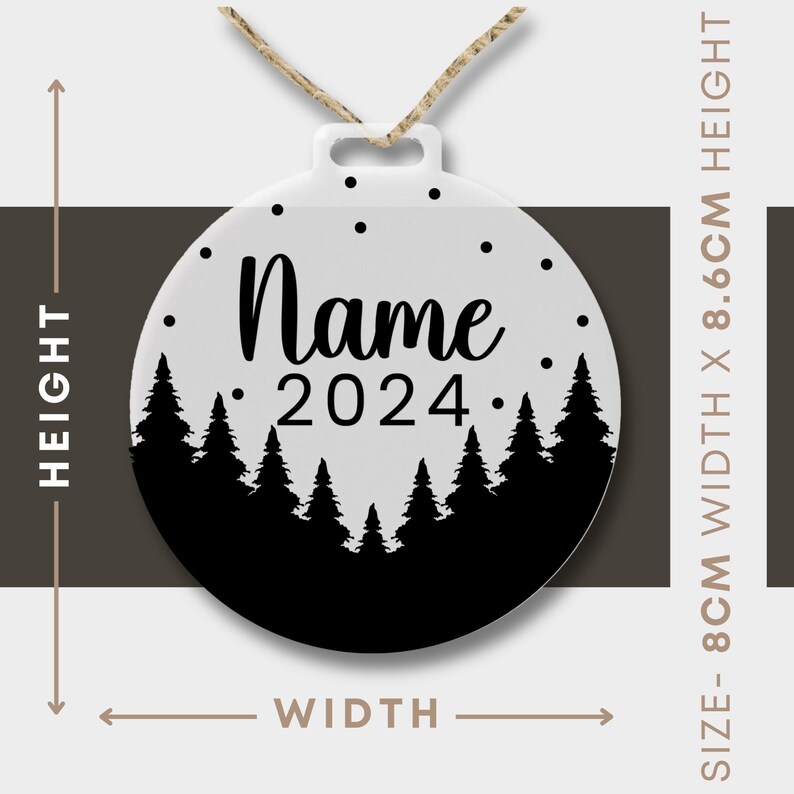 Może przedstawiać: Biała, okrągła ozdoba choinkowa z czarną sylwetką lasu i tekstem "Name 2024". Ozdoba ma 8,6 cm wysokości i 8 cm szerokości.